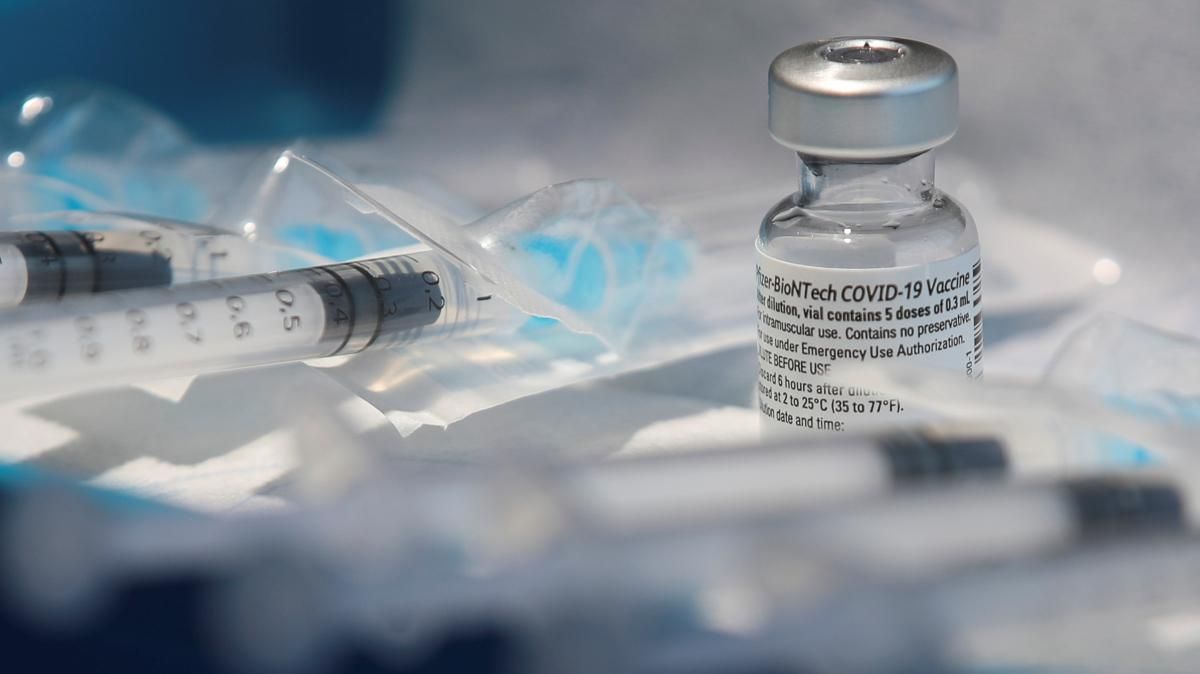 Vial de la vacuna de Pfizer i xeringues d'un mil·lilitre Vial de la vacuna de Pfizer i xeringues d'un mil·lilitre