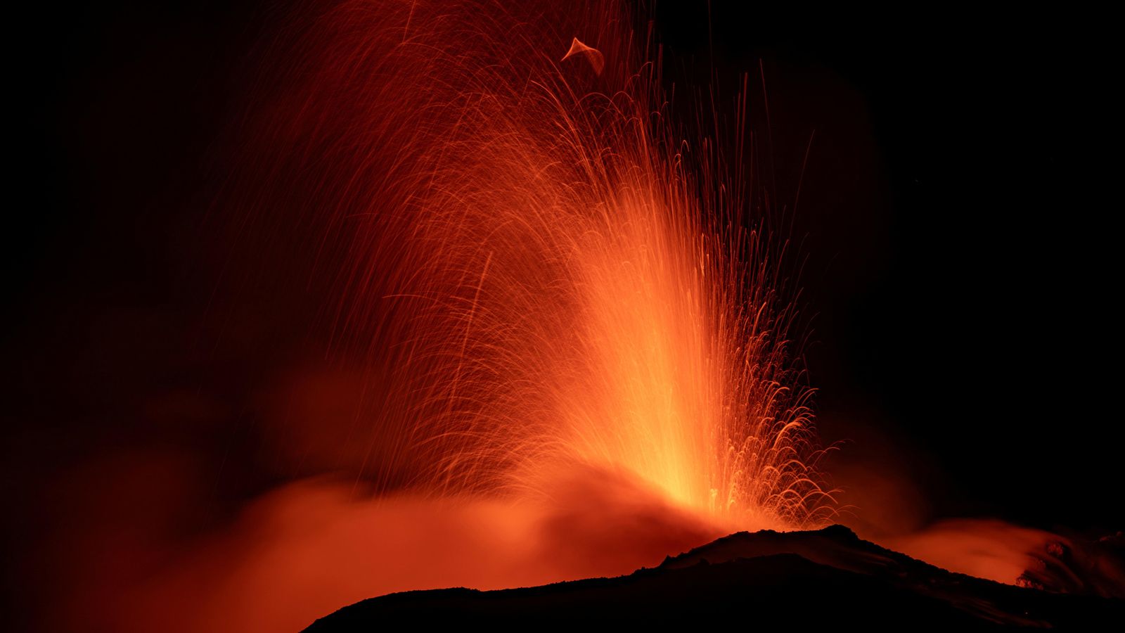 El volcà Etna, en erupció aquest dilluns El volcà Etna, en erupció aquest dilluns