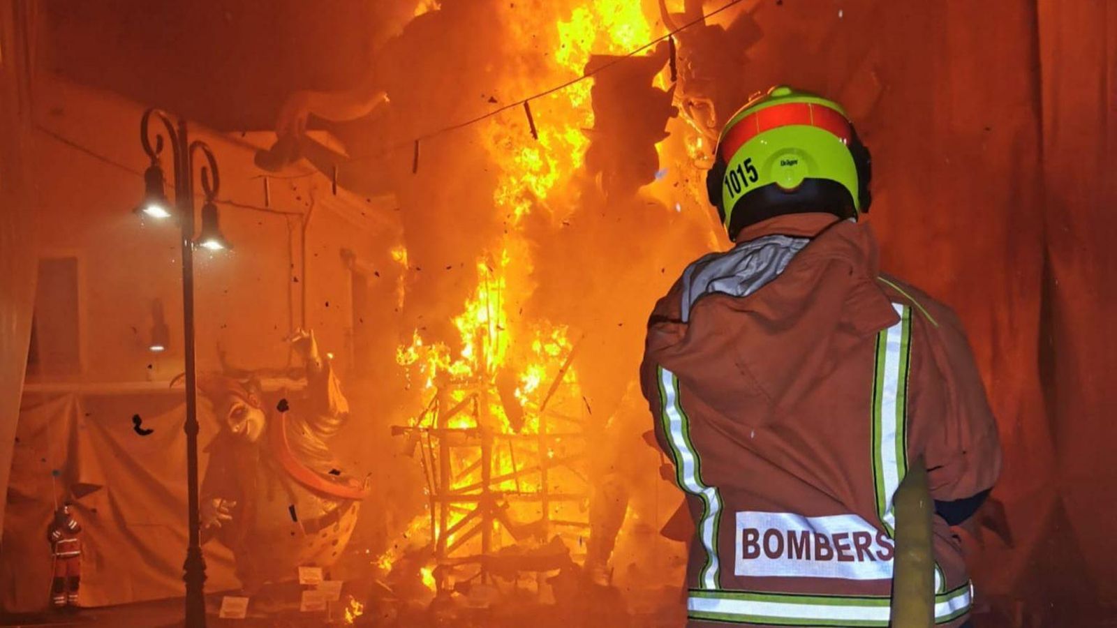 Imatge d'arxiu d'un bomber treballant en la Nit de la Cremà