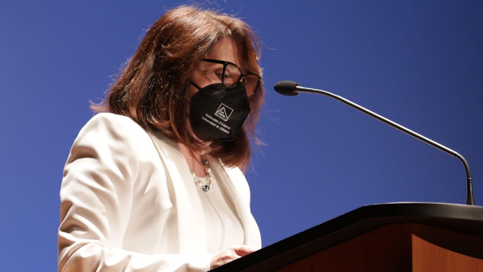 Amparo Navarro en l’acte de presa de possessió al capdavant de la Universitat d’Alacant