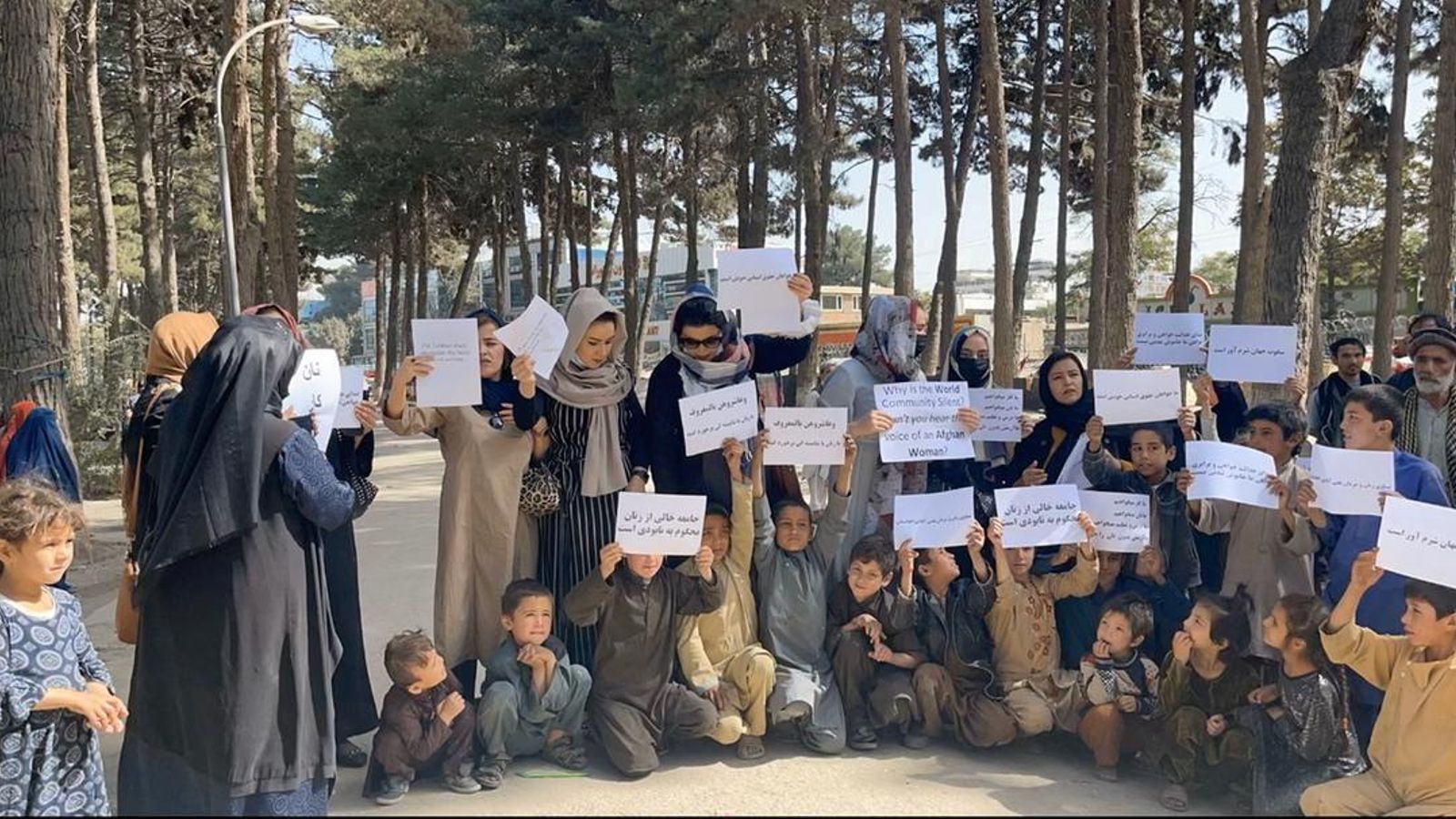 Un grup de dones i menors en una protesta a Kabul aquest dissabte Un grup de dones i menors en una protesta a Kabut aquest dissabte