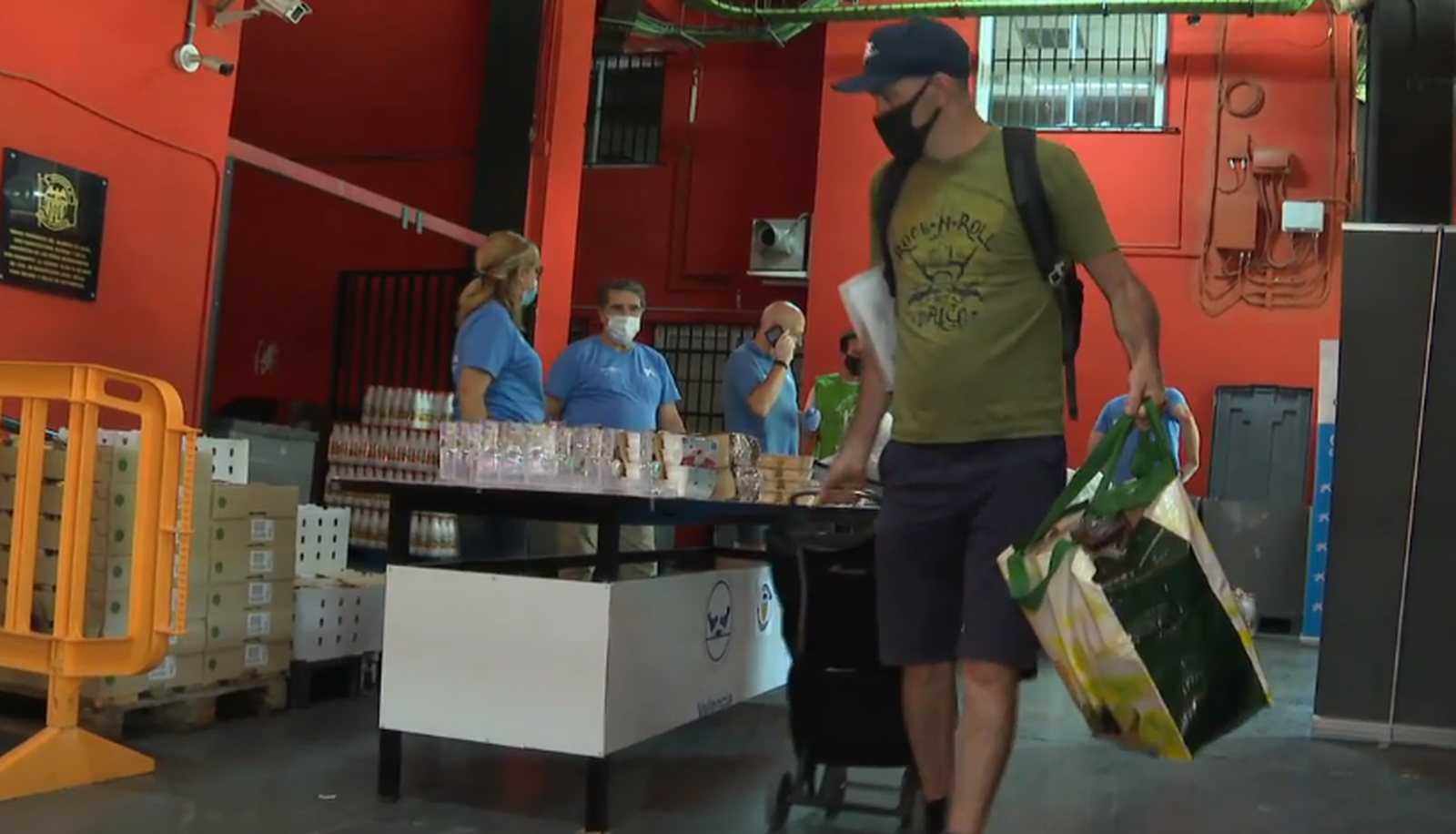 Una persona recorre al Banc d'Aliments per a poder menjar