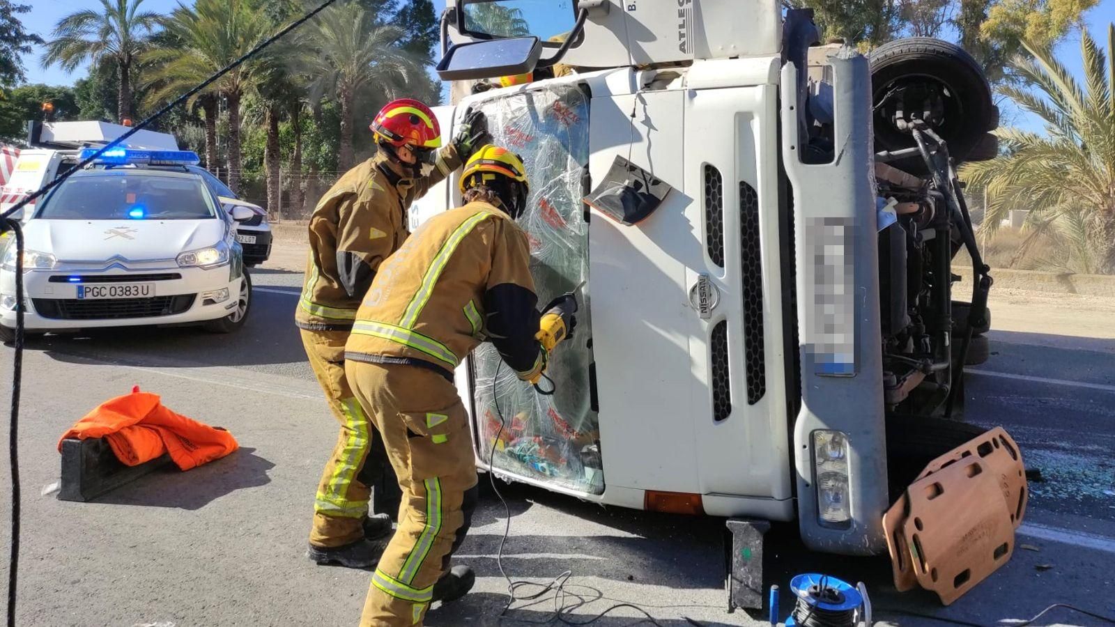 Camió bolcat en l'accident a la N-340 a Cox