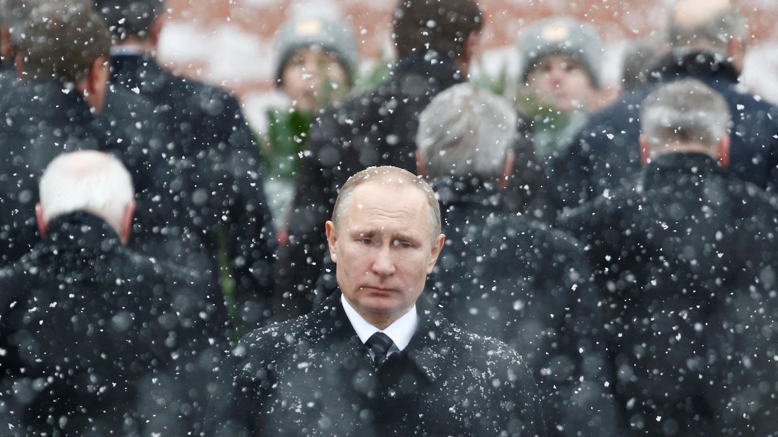 El president rus Putin assisteix a la cerimònia del Dia del Defensor de la Pàtria en la Tomba del Soldat Desconegut a Moscou