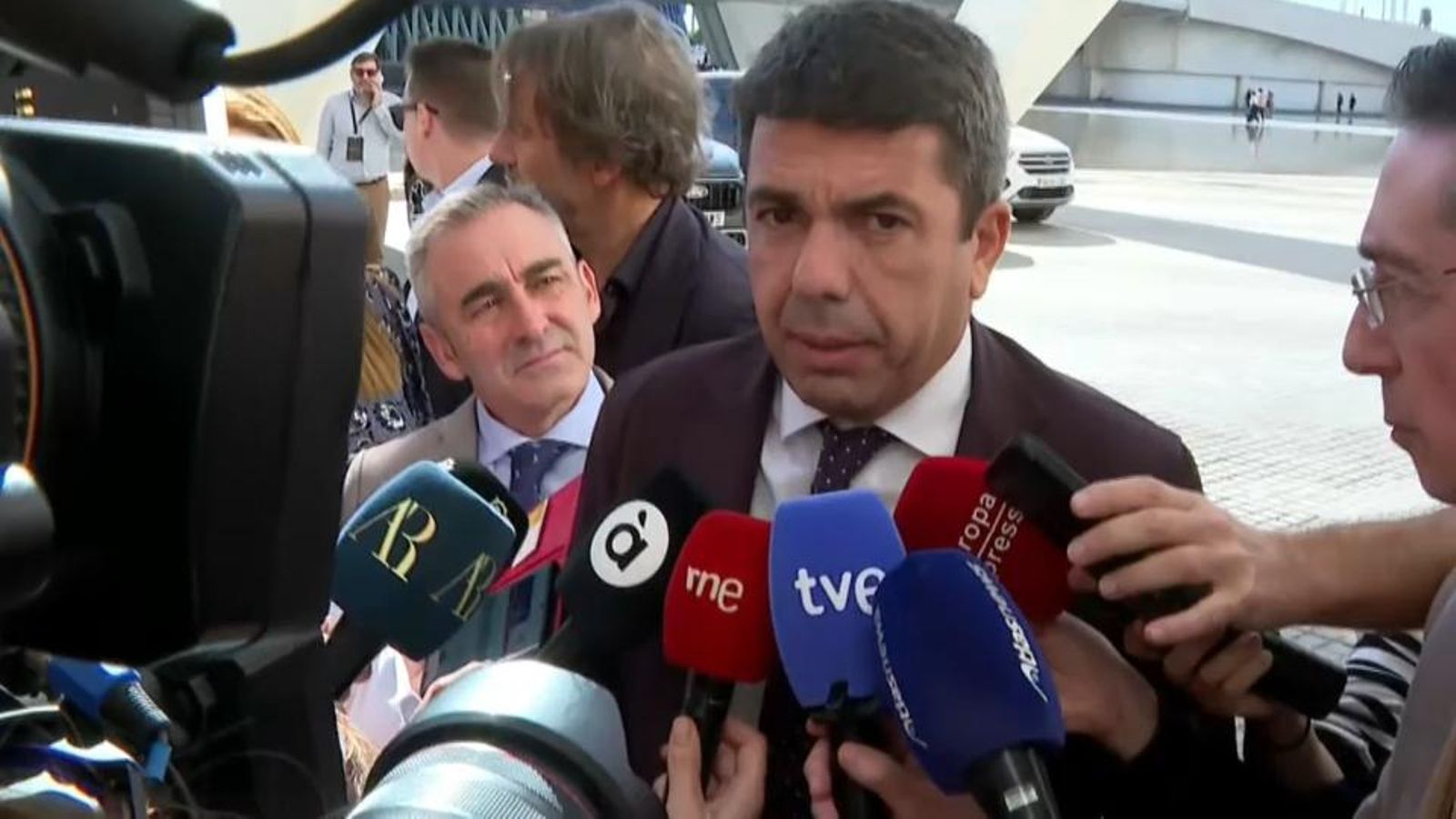 Mazón emplaça a una compareixença en uns dies