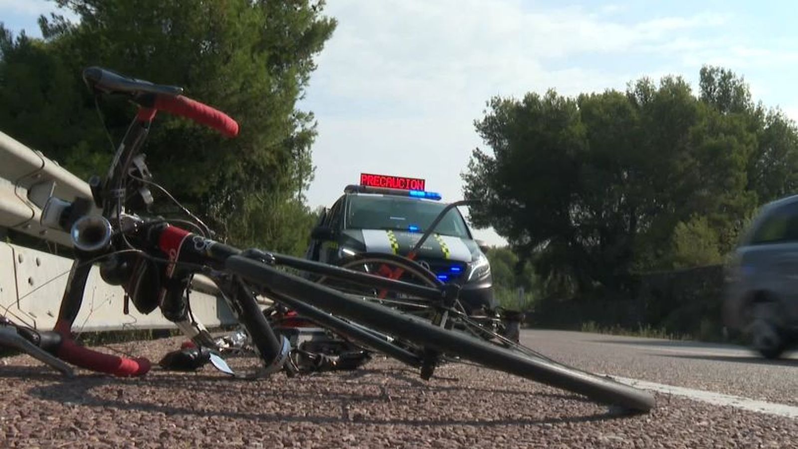 El cotxe de la Guàrdia Civil al costat de les bicicletes destrossades a la carretera CV-925, al terme d'Orihuela