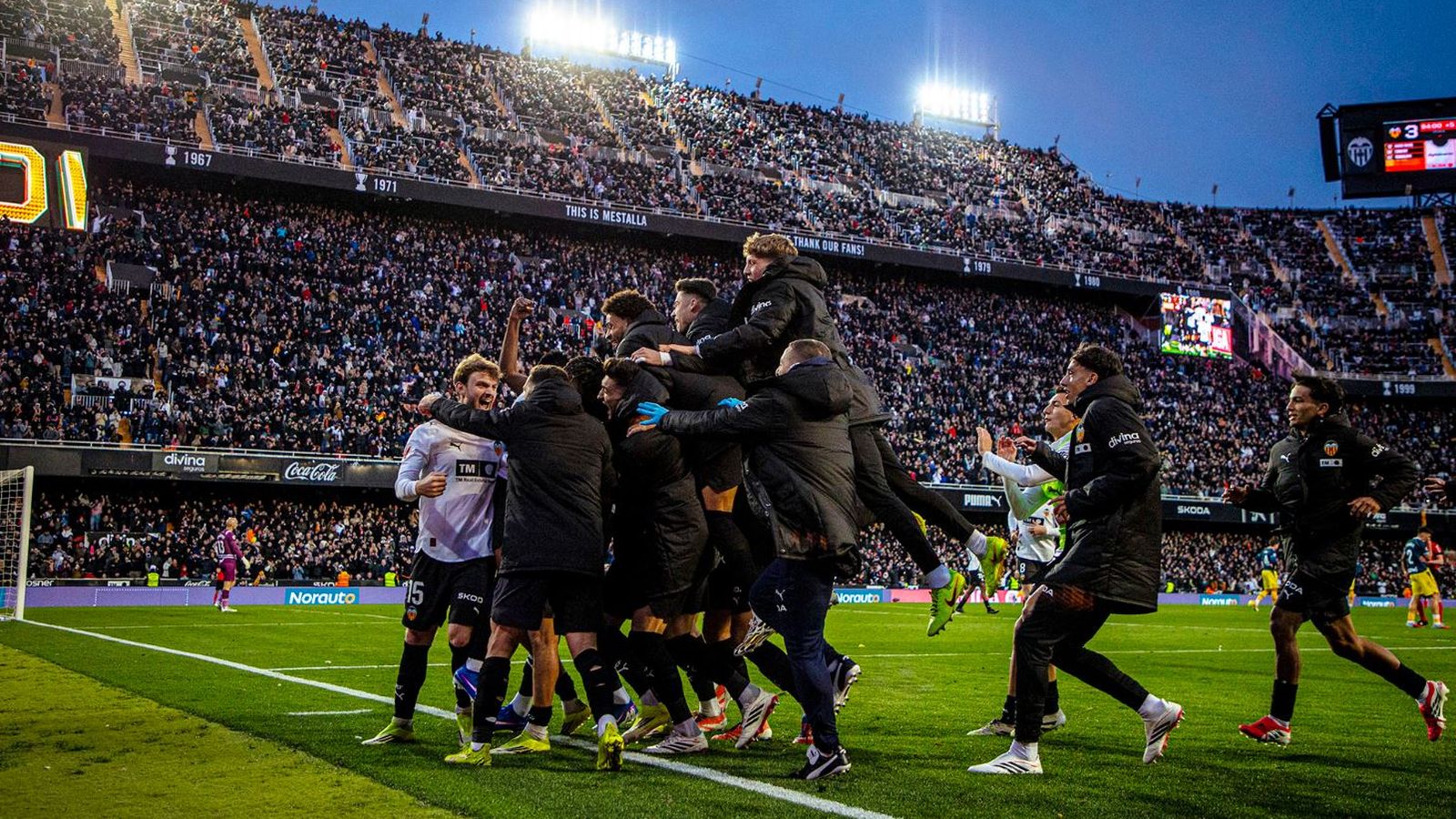 El València celebra el gol de la victòria