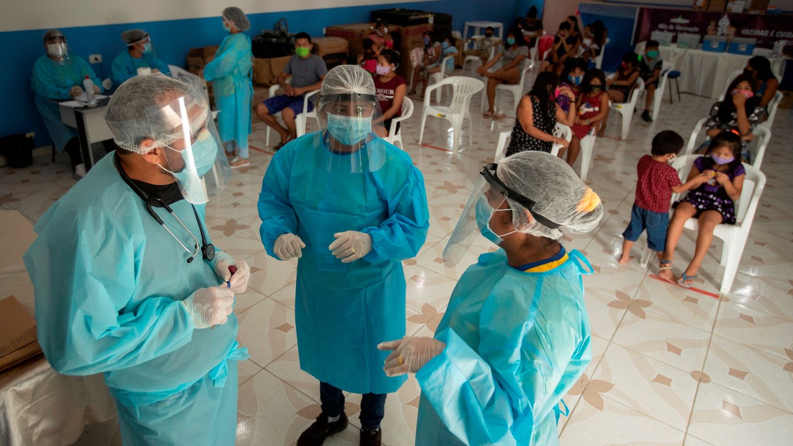 Població indígena d’Atalia do Norte, al Brasil, espera que se li practique la prova del coronavirus