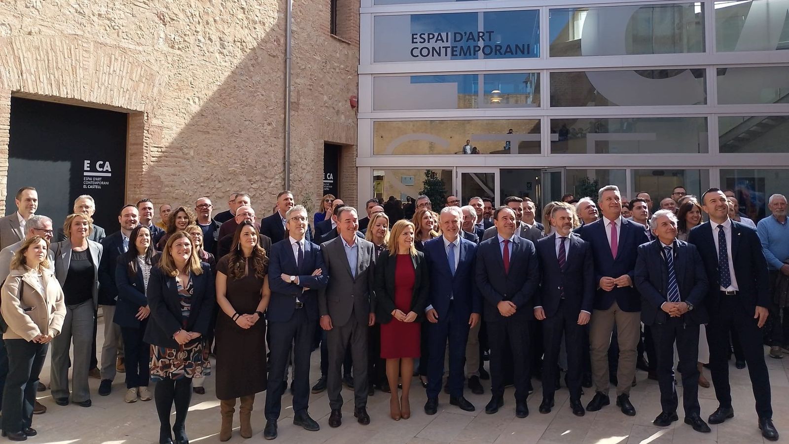 Assistents a la primera reunió de la comissió mixta de la dana posen en una foto de família, este dimecres