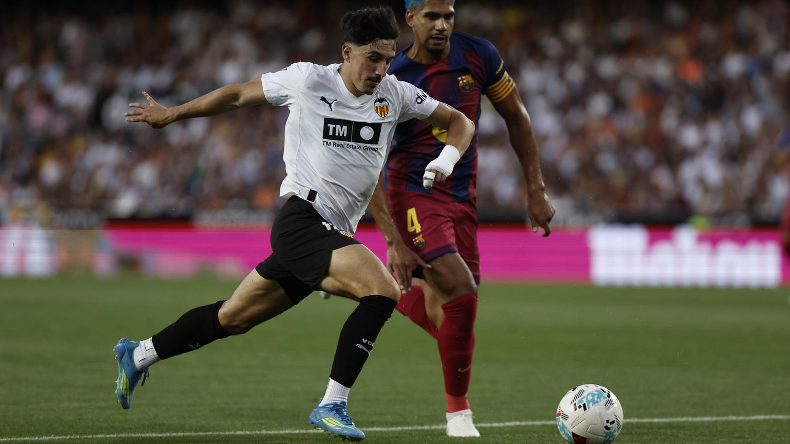 Diego López, defensat per Ronald Araújo, en l'últim partit de Lliga