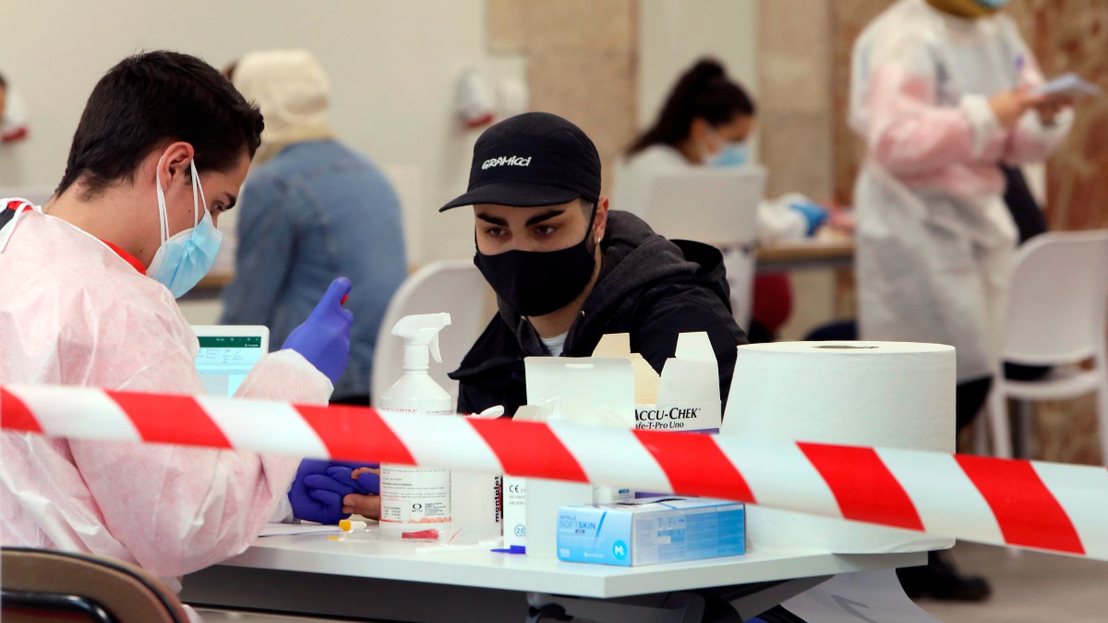 L'estudiantat de la Universitat de Santiago es fa les proves sereològiques