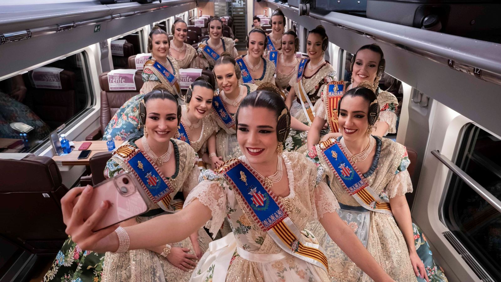 Les falleres en un tren de Renfe