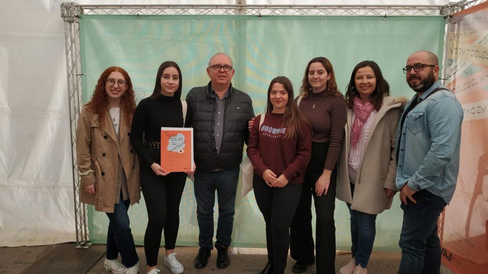 Fotografia de les joves el dia del lliurament del premi #Noemtoqueselwhatsapp