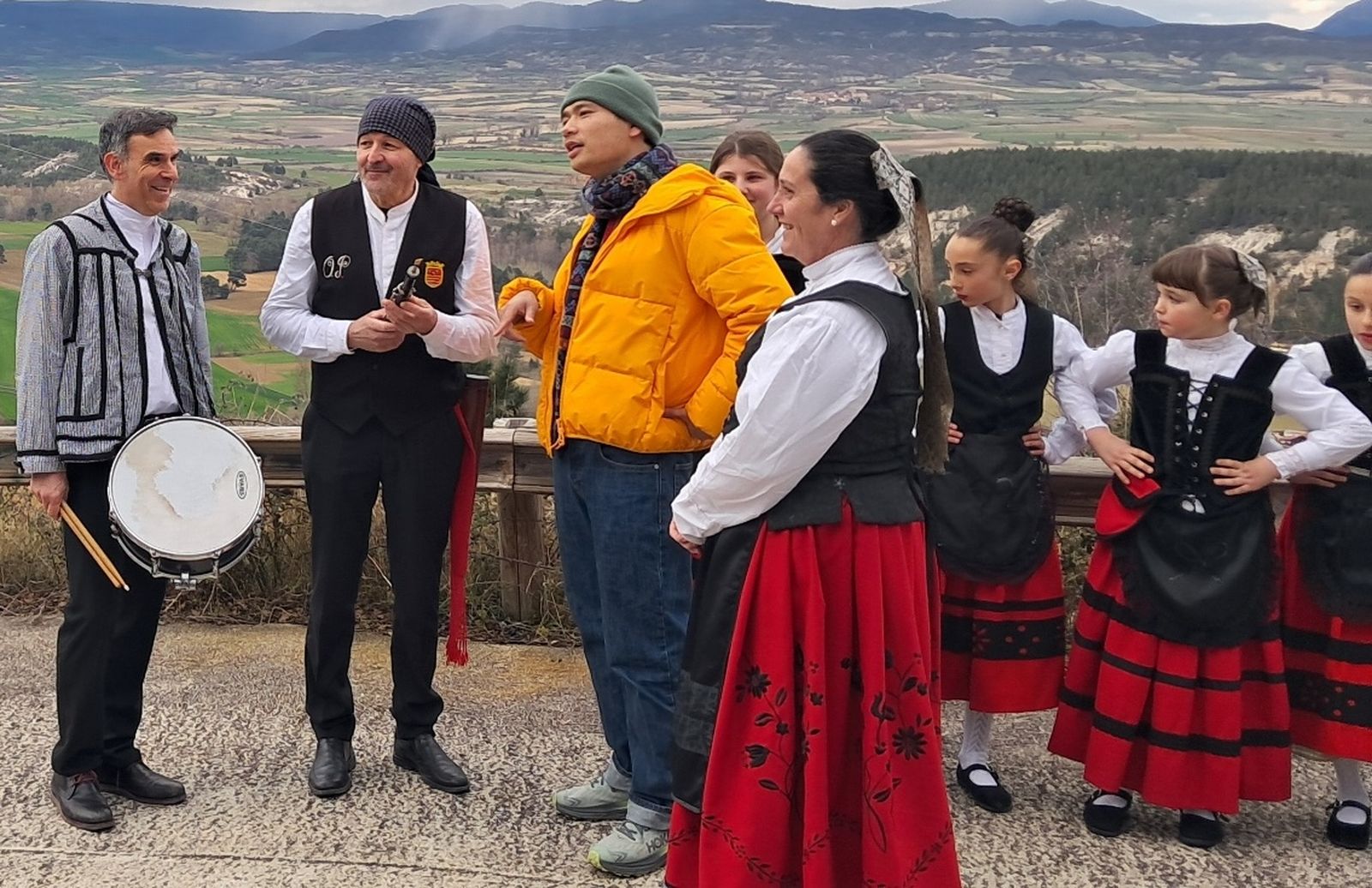 El capítol combina paisatge, gastronomia i cultura popular amb històries personals carregades d’humanitat