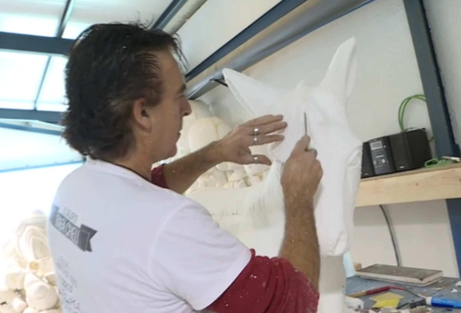 Un treballador al taller de l'artista Rafa Cheli