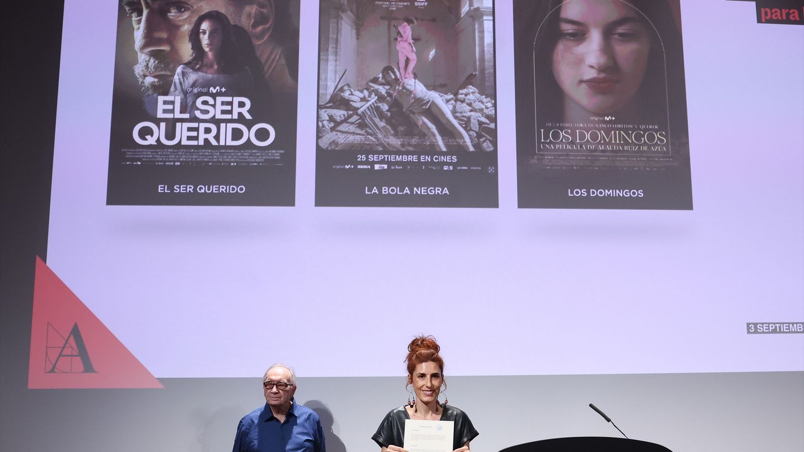 El president de l'Acadèmia de Cinema, Fernando Méndez-Leite, i l'actriu Miriam Garlo durant l'anunci de les pel·lícules espanyoles preseleccionades per als Óscar.