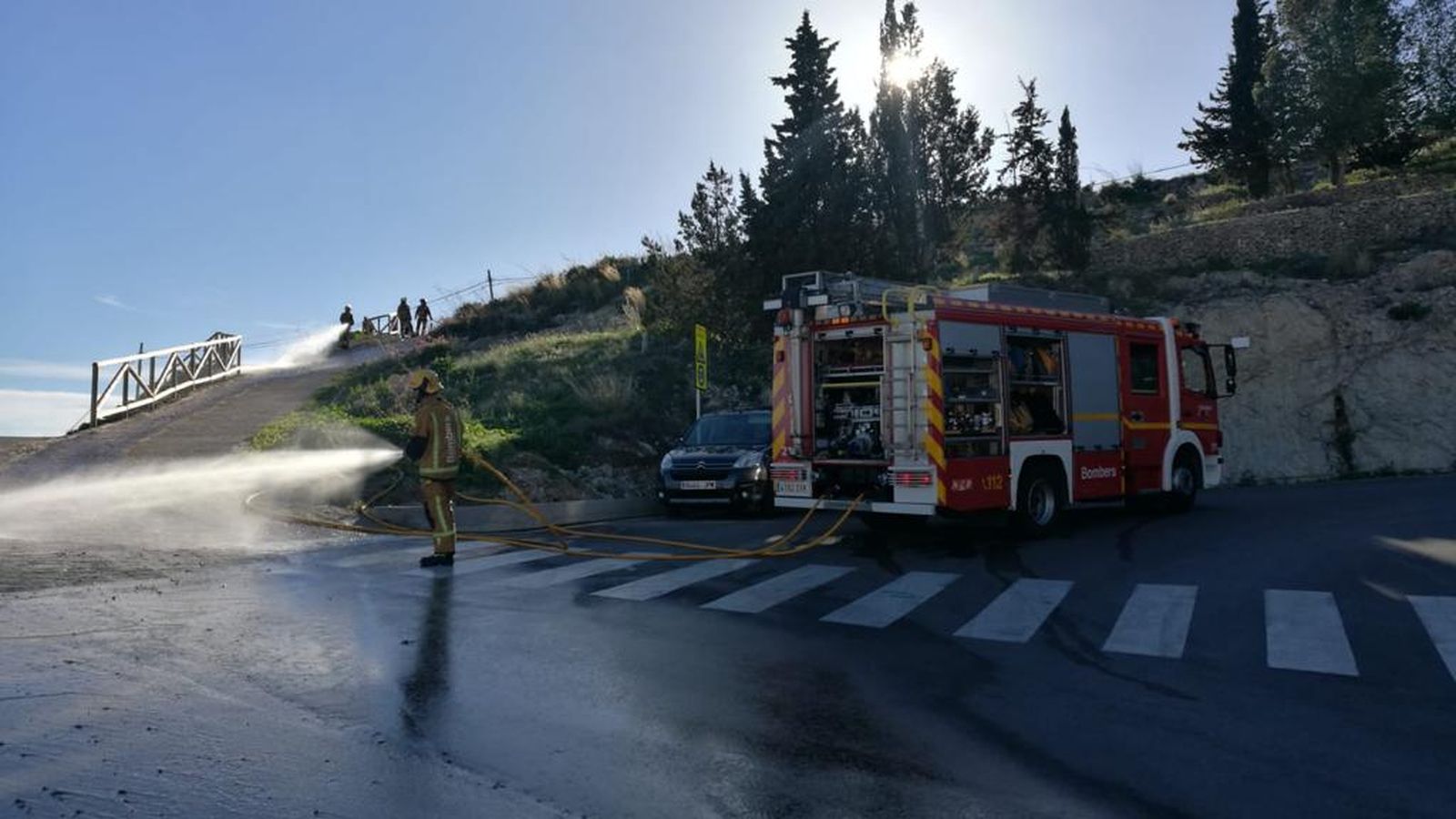 Un camió vessa 5.000 litres de salfumant en una plaça de Callosa d’en Sarrià