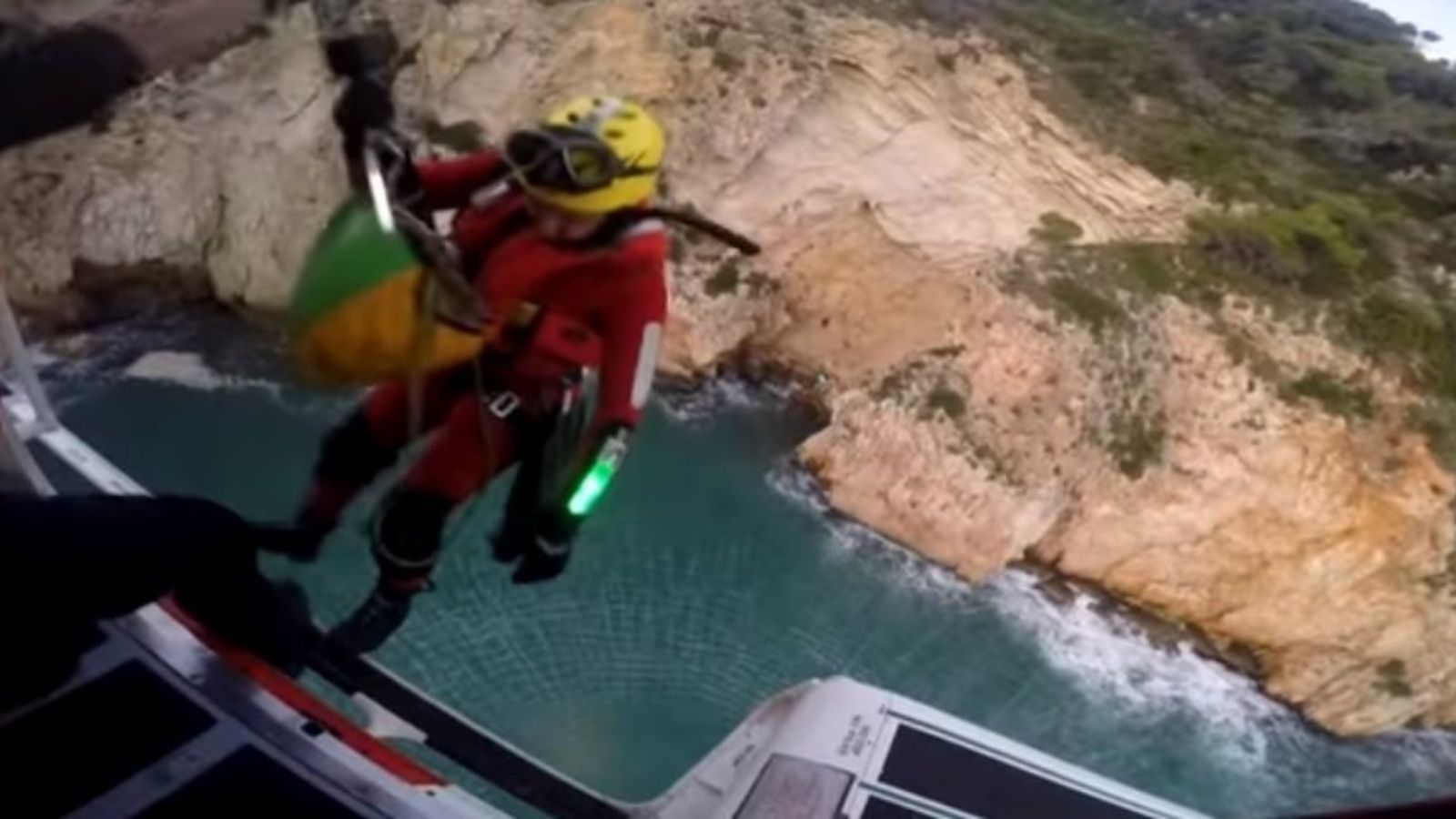 L’equip de Salvament Marítim durant les tasques de rescat