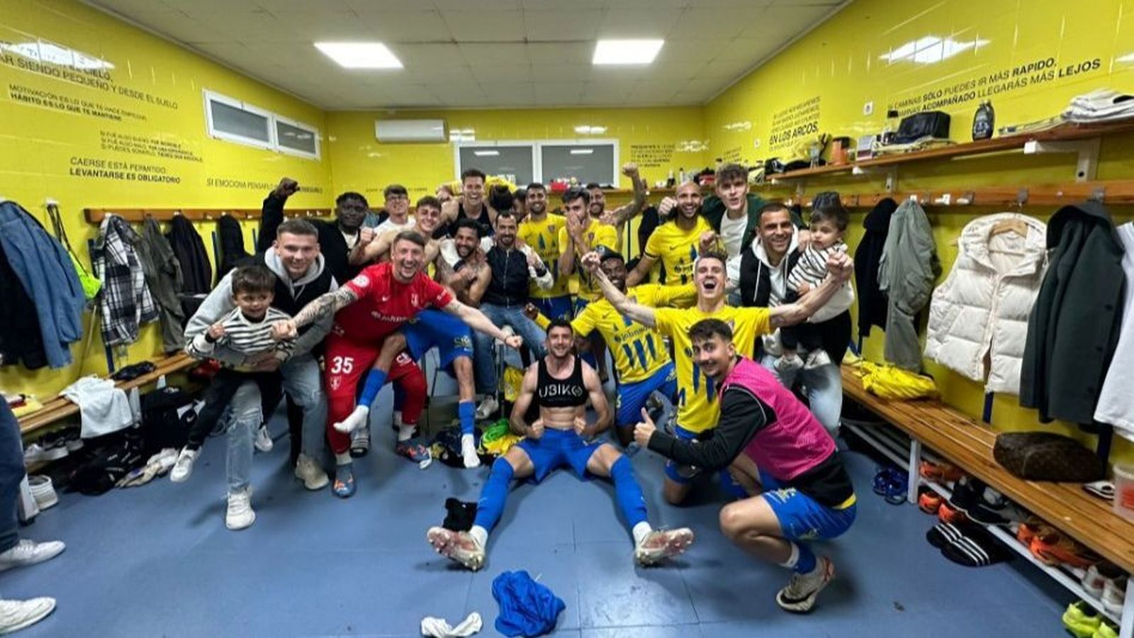 Els jugadors de l'Oriola celebren el triomf al vestidor