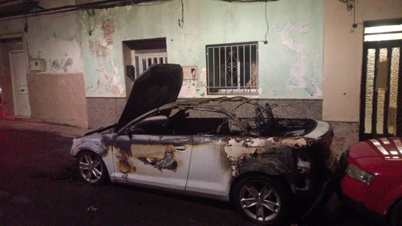 Un dels cotxes calcinats al barri de l'Alquerieta a Alzira