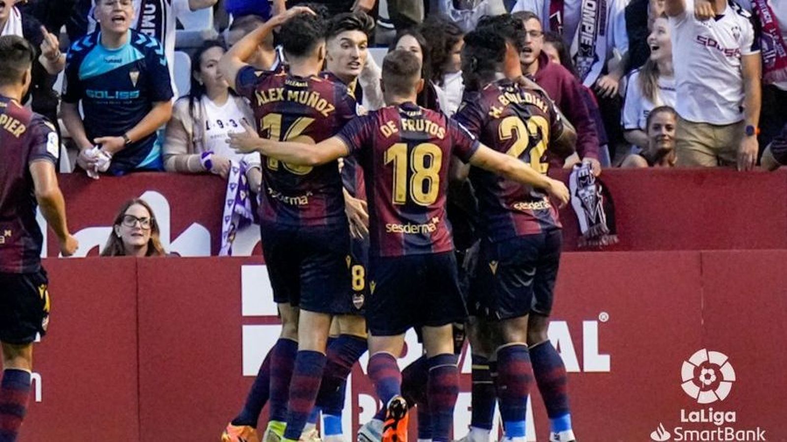 Els jugadors del Llevant celebren un dels gols