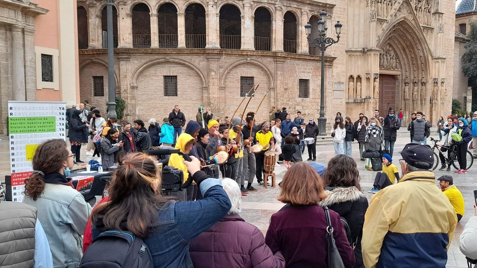 Concentració per a la presentació de la campanya #RegularitzacióJa a València