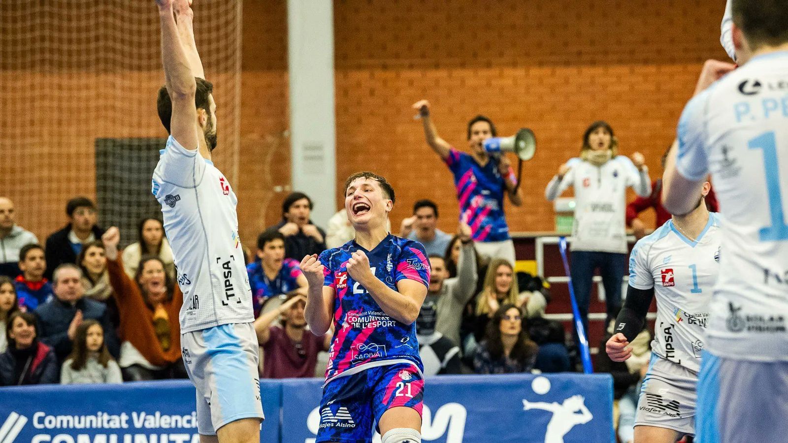 Javier Mengod celebra una acció