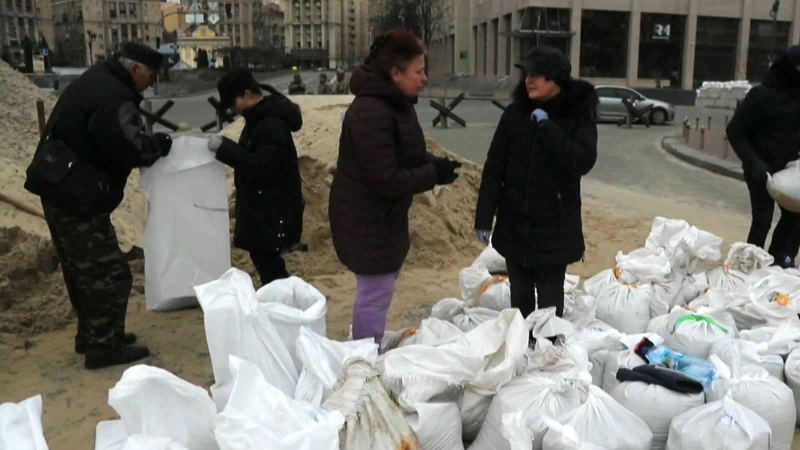 Un grup de voluntaris ucraïnesos ajuda a preparar barricades a Kíiv, Ucraïna
