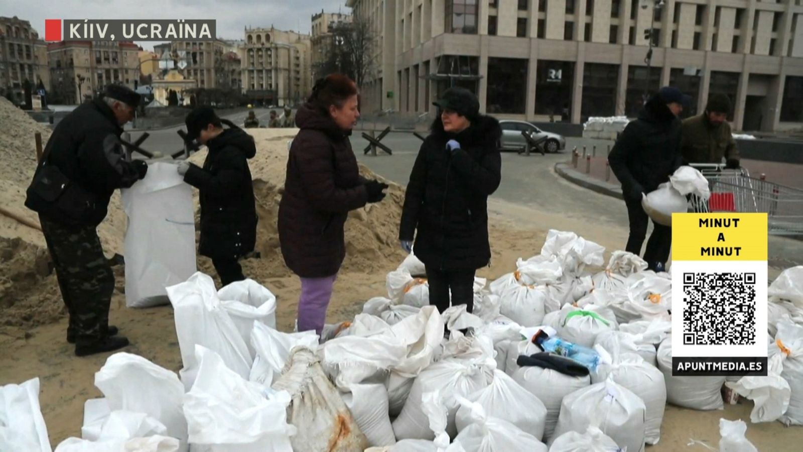 Un grup de voluntaris ucraïnesos ajuda a preparar barricades a Kíiv, Ucraïna
