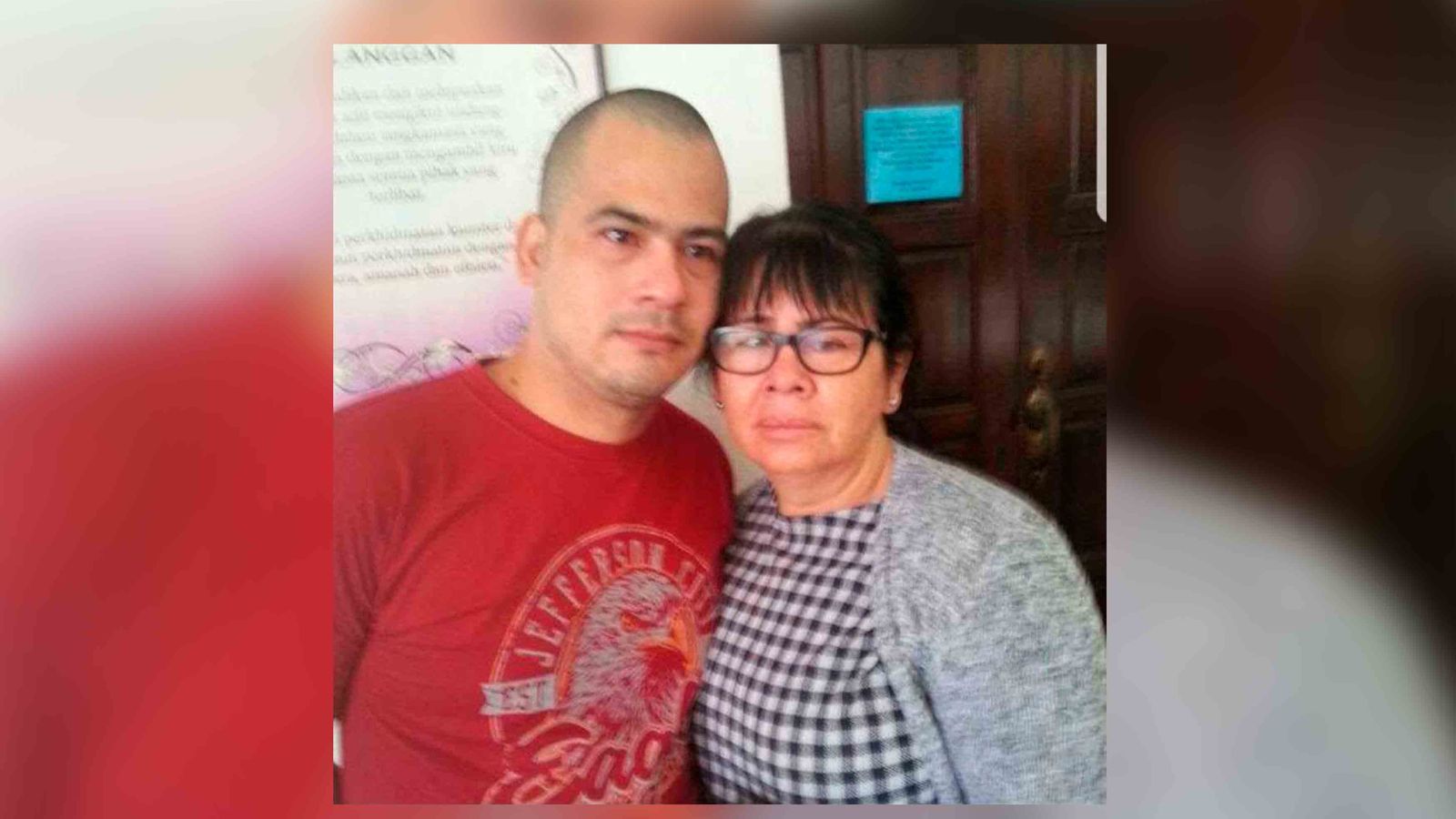 Víctor Parada junt a sa mare, Silvia Vargas, en una foto recent a Malàisia