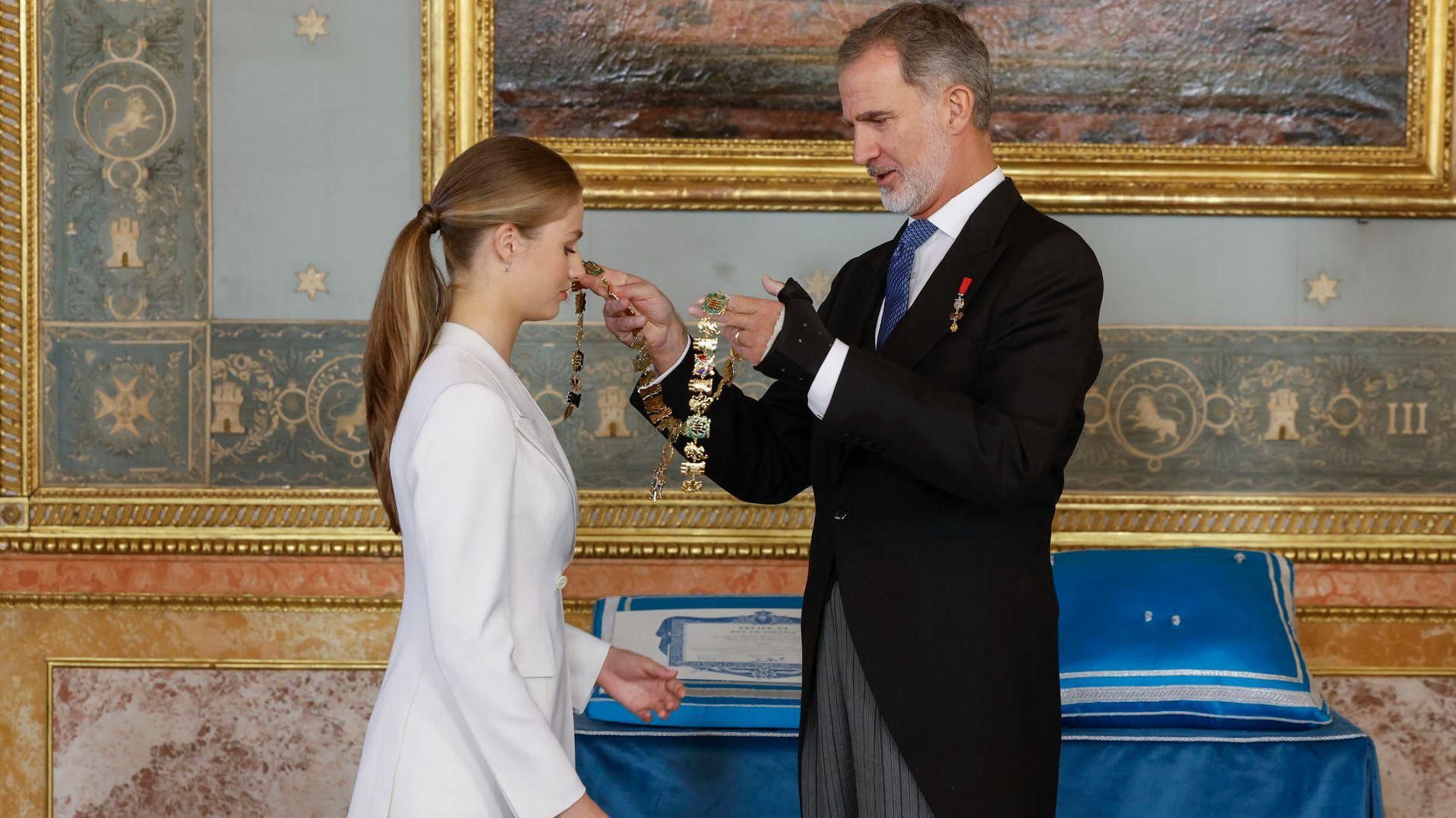 El rei imposa a la seua filla la major distinció civil d'Espanya, simbolitzada en el collar de l'Orde de Carles III