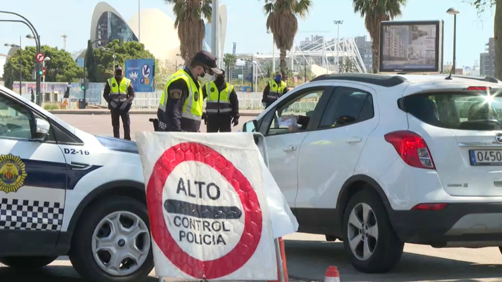 Agents de la Policia Local en un control policial en una de les eixides de València durant l'estat d'alarma