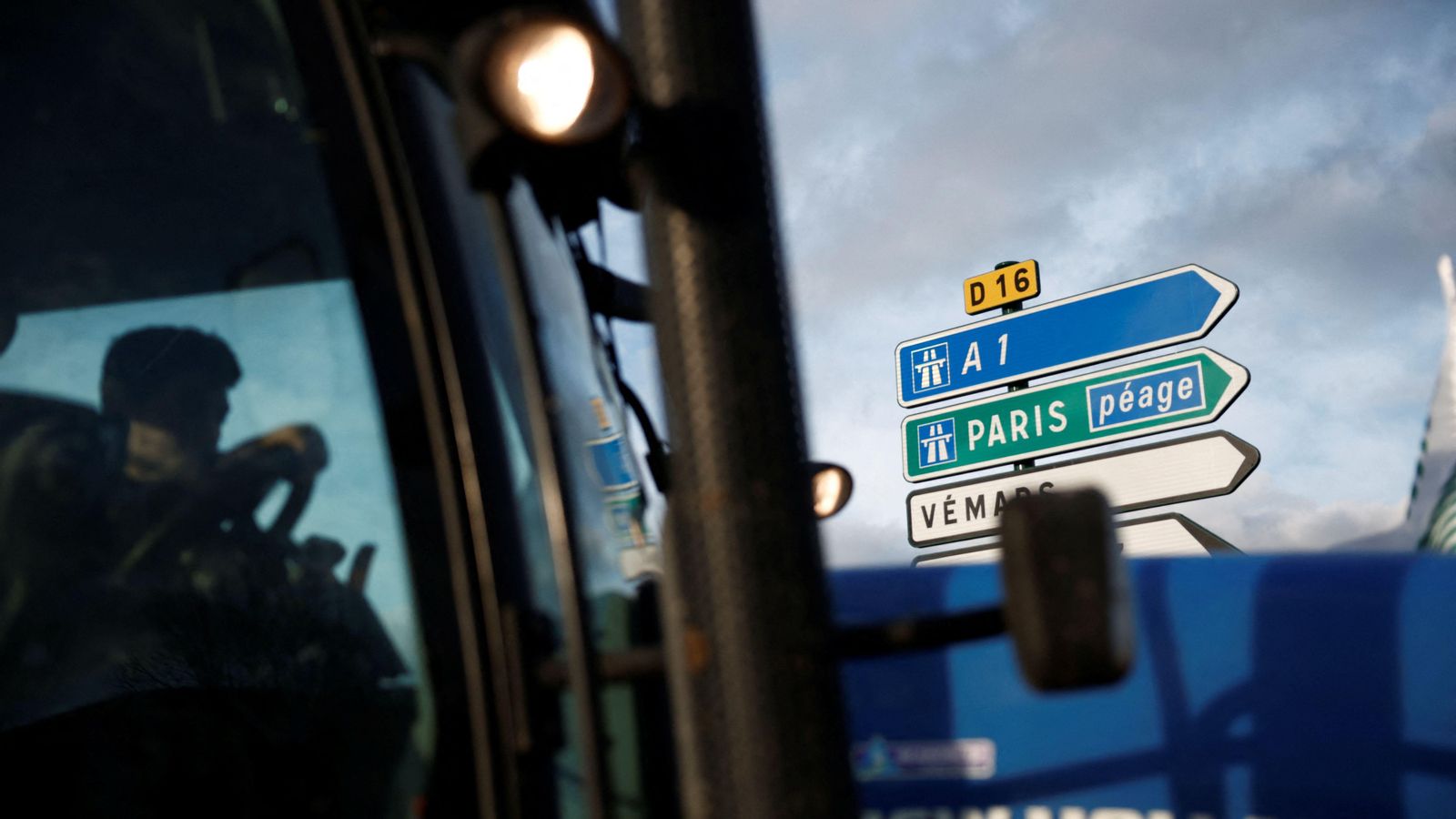 Les promeses del govern de Macron han desmobilitzat els llauradors i, tot i quedar algunes carreteres parcialment bloquejades, recuperen la normalitat a poc a poc Les promeses del govern de Macron han desmobilitzat els llauradors i, tot i quedar algunes carreteres parcialment bloquejades, recuperen la normalitat a poc a poc