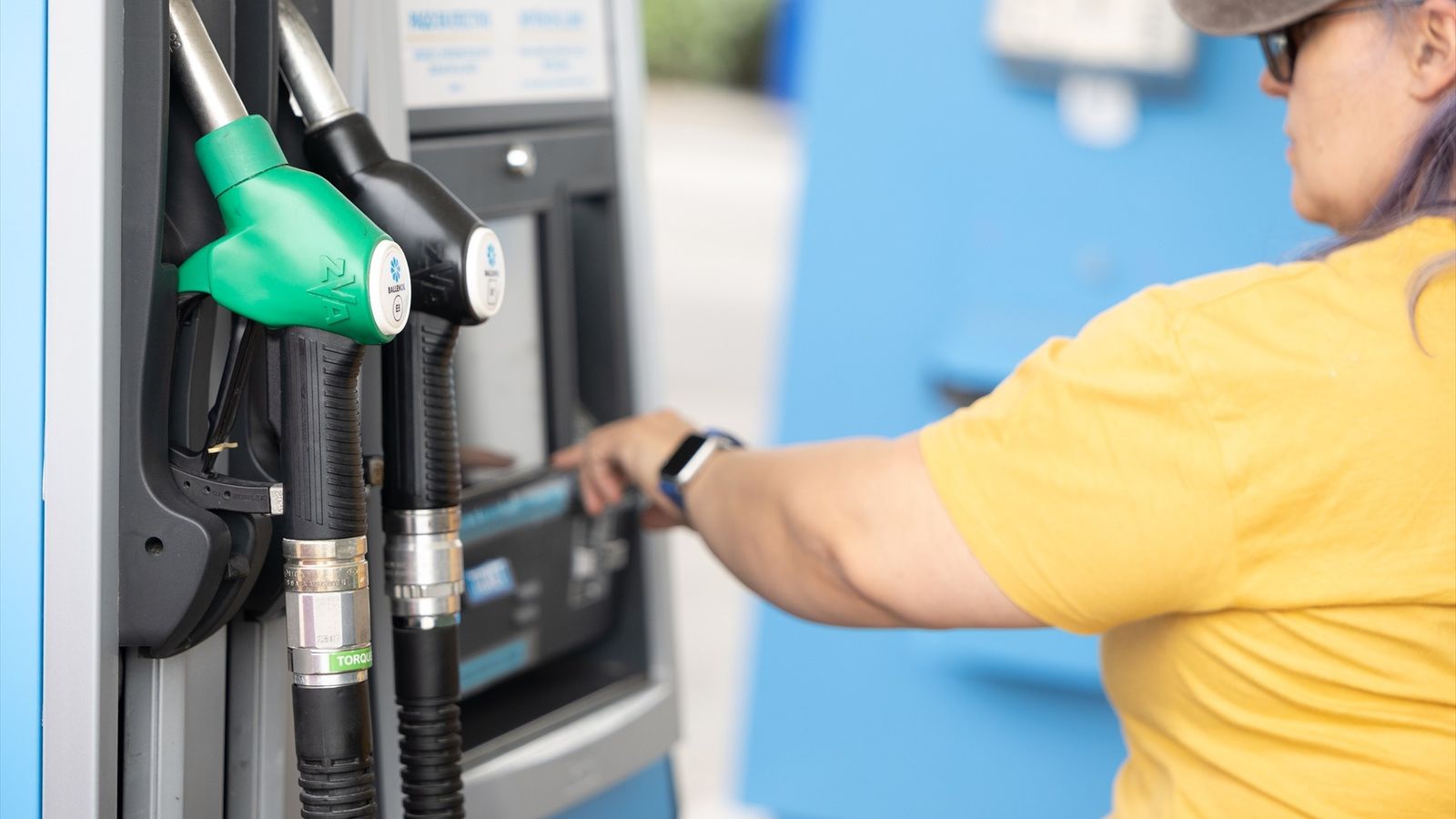 Una dona ompli el dipòsit este dimarts