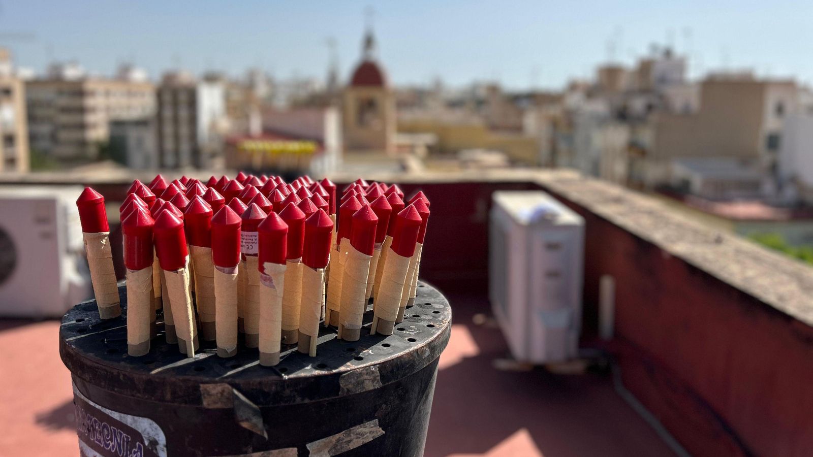 Una de les palmeres, instal·lada a la terrassa de l'Ajuntament d'Elx, i que es dispararà este dimarts, en la tradicional Nit de l'Albà