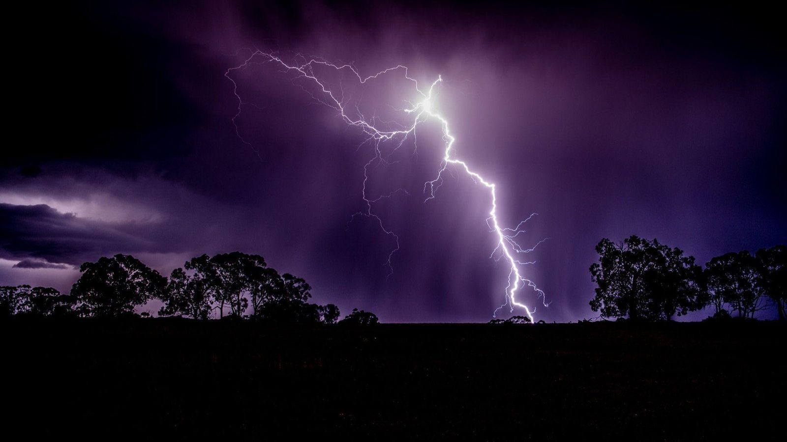 Imatge d’arxiu del moment en què un raig impacta en terra
