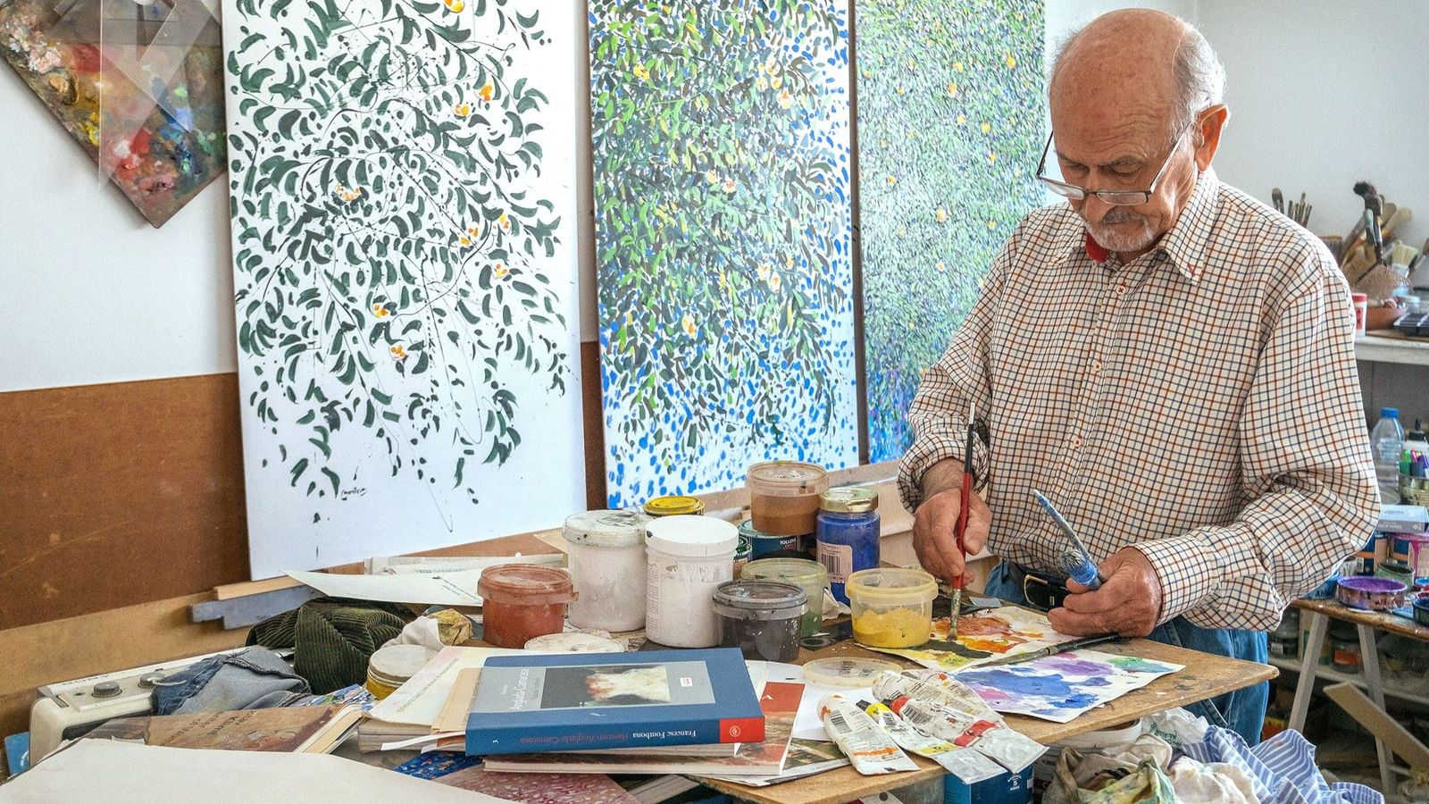 Salvador Montesa treballant al seu taller, en una imatge d'arxiu