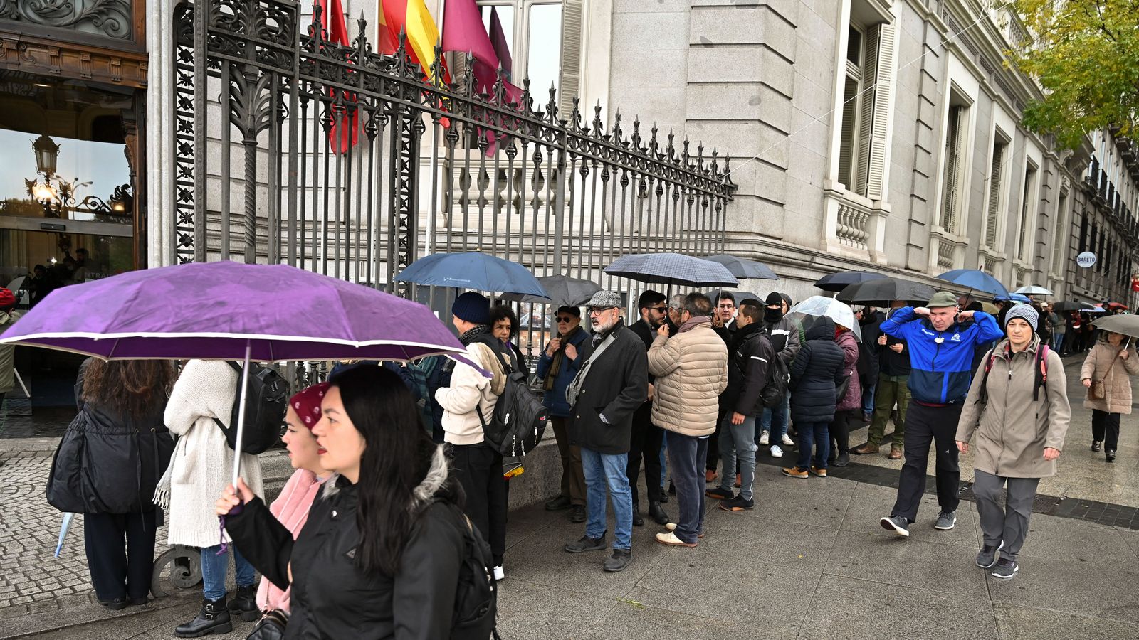 La cua per a accedir a la capella ardent de Milanés, en la Casa d'Amèrica de Madrid, s'allarga pel carrer