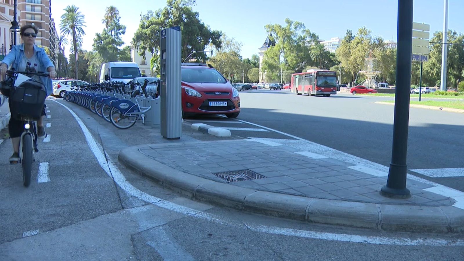 Una usuària de Valenbisi, en una imatge d'arxiu