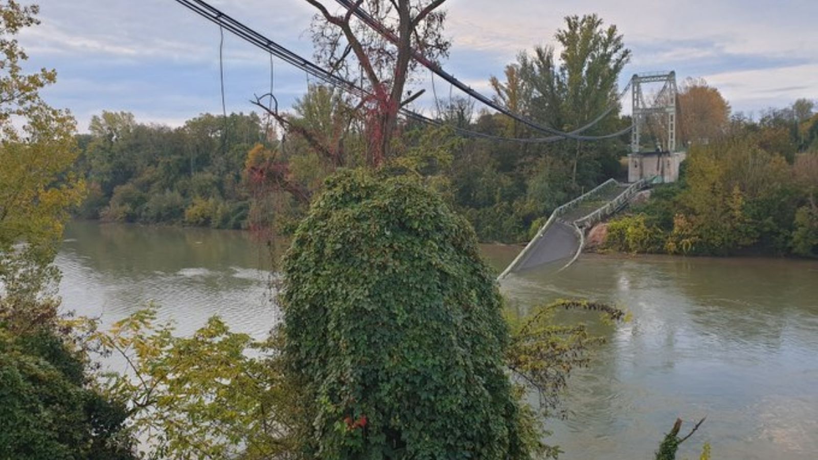 Dos morts per la caiguda d\'un pont penjat prop de Tolosa
