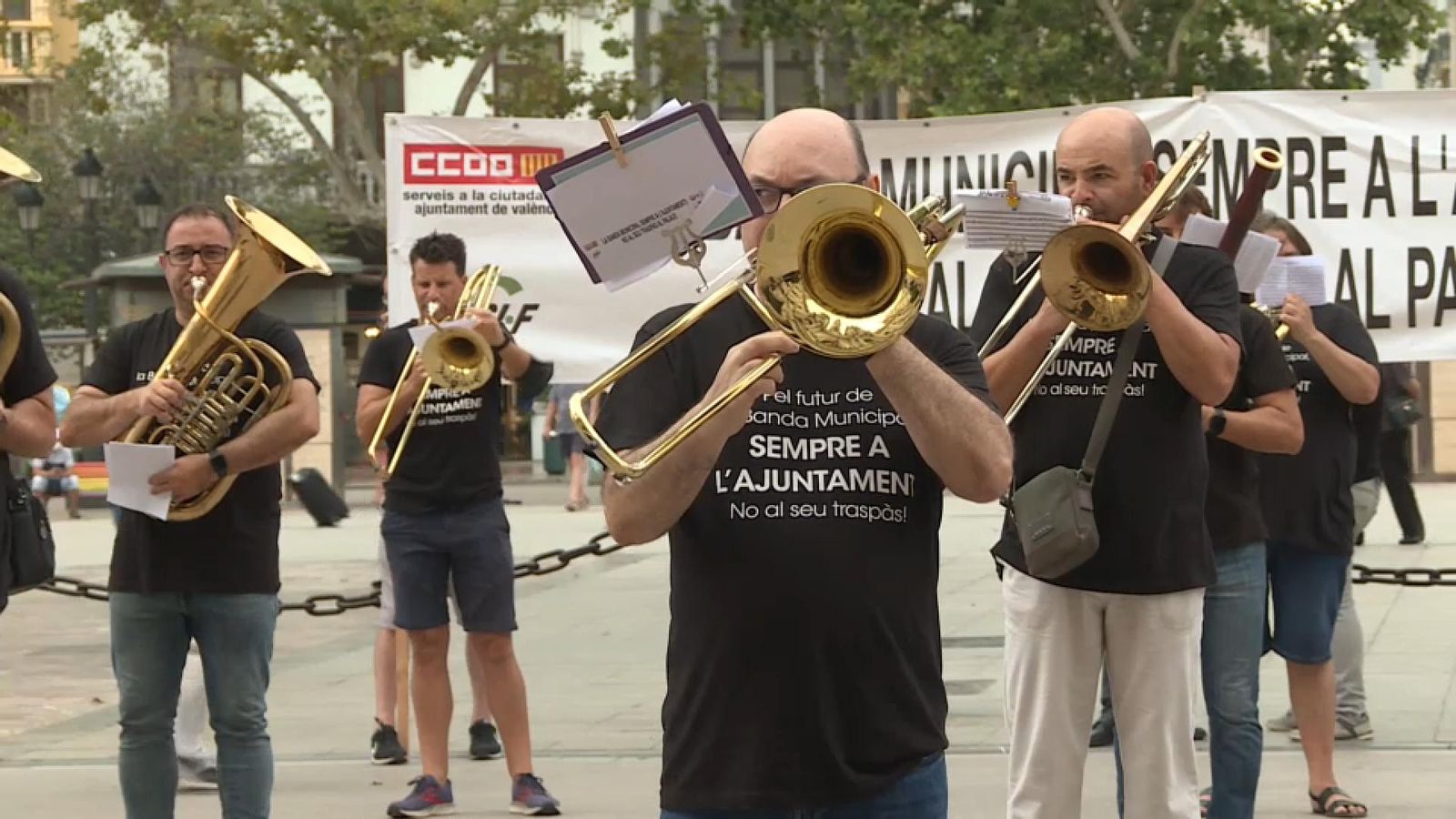 Els músics de la Banda Municipal de València protesten amb una marxa fúnebre a la plaça de l'Ajuntament