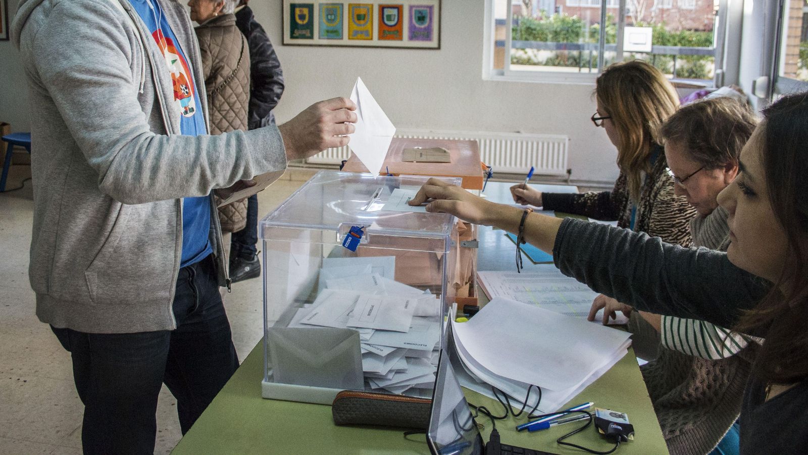 Un home deposita el vot en una mesa electoral, en una imatge d'arxiu