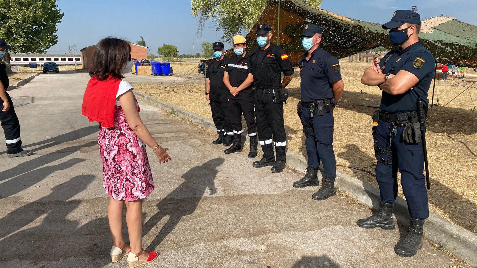 Margarita Robles en la seua visita al campament de Torrejón de Ardoz