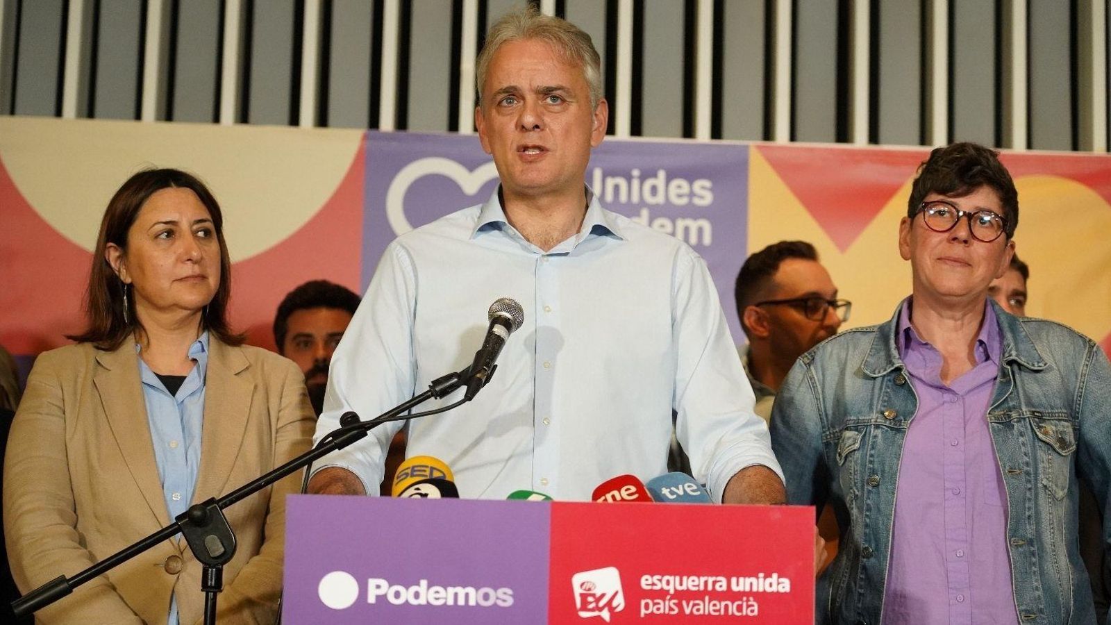 Héctor Illueca, amb Rosa Pérez-Garijo i Pilar Lima, durant la compareixença que va oferir la nit electoral en assabentar-se que Unides Podem no aconseguia representació a les Corts