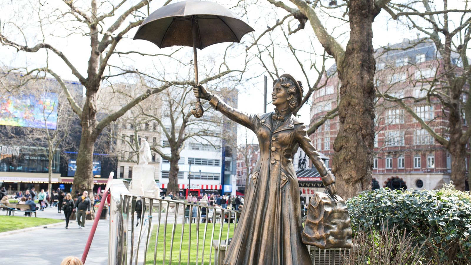 Escultura que Londres dedica a la icònica NIÑERA Mary Poppins, en la plaça Leicester