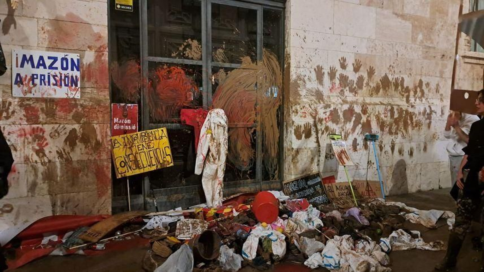 Porta del Palau de la Generalitat, després de la manifestació del 9 de novembre