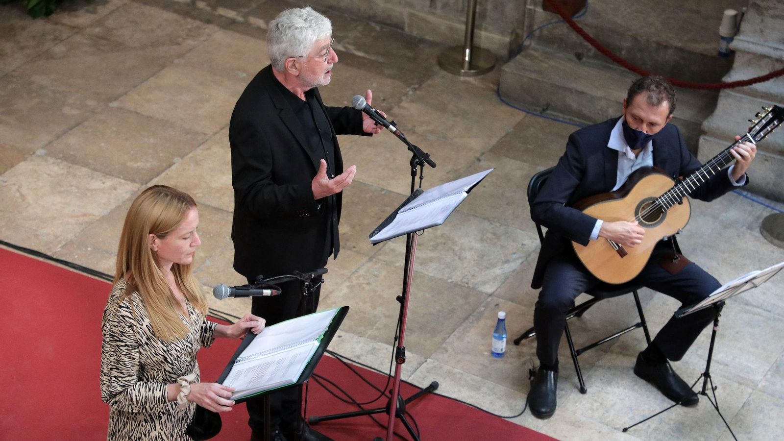 L'acte ha comptat amb un recital de poesia per part de Vicent Camps i Lola Camps