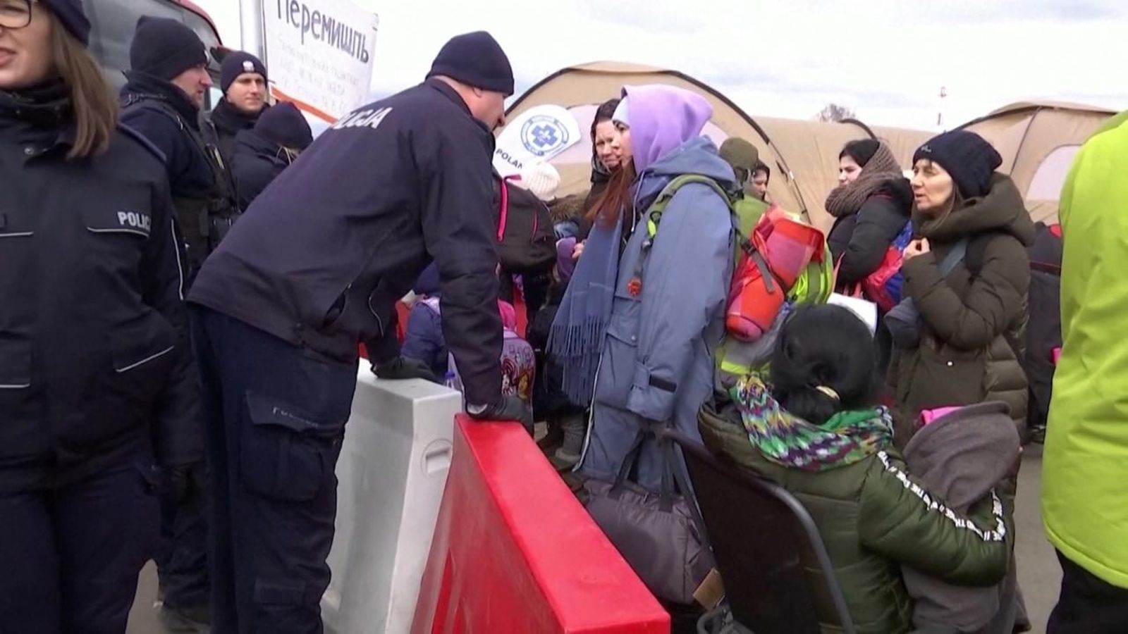 Les màfies tracten de captar dones i xiquetes que fugen de la guerra per a explotar-les sexualment o laboralment