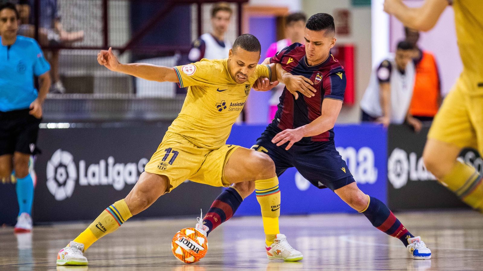 El granota Antoniazzi pressiona un jugador del Barça