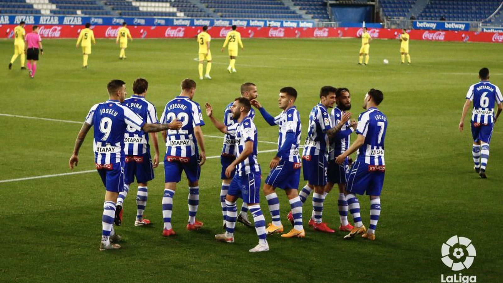 Els jugadors de l'Alabés celebren el gol que els dóna de la victòria